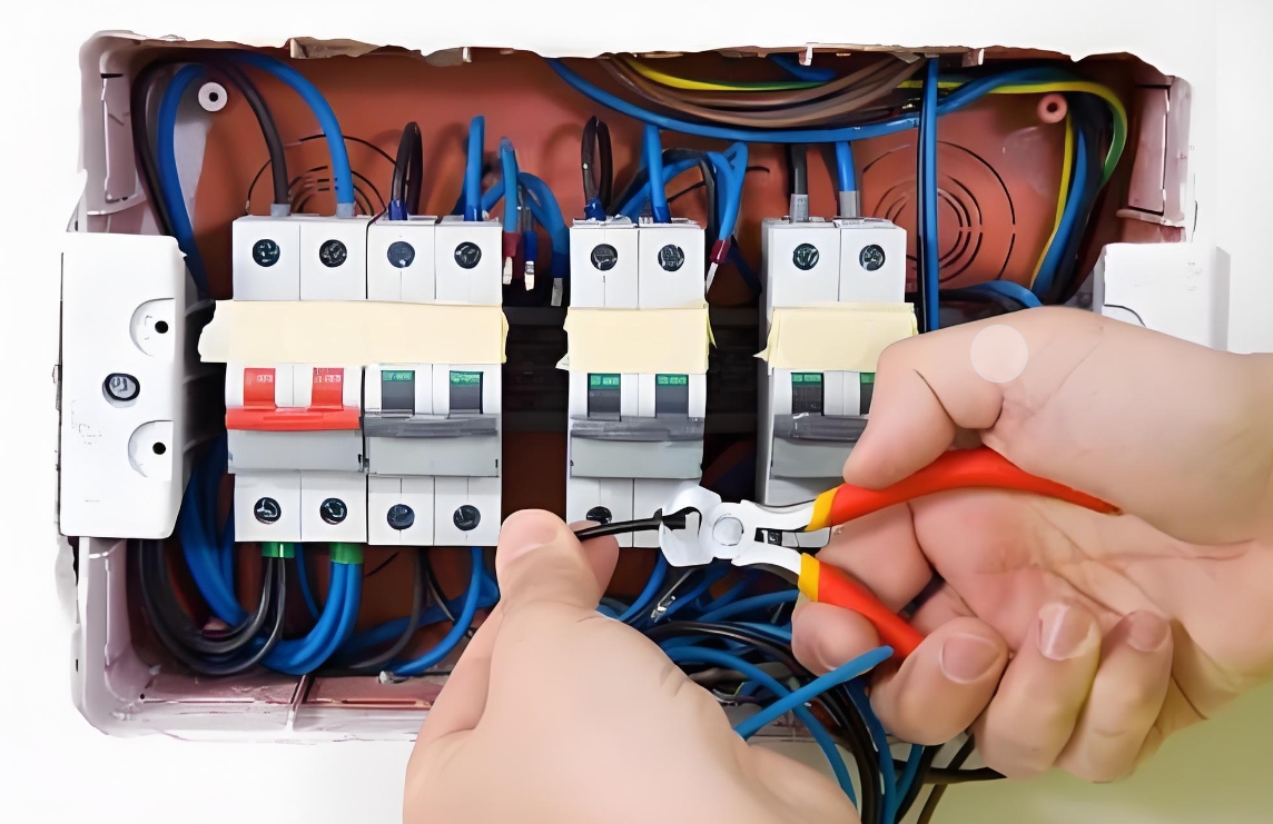 電能計量裝置新裝完工后，在送電前應檢查的內容